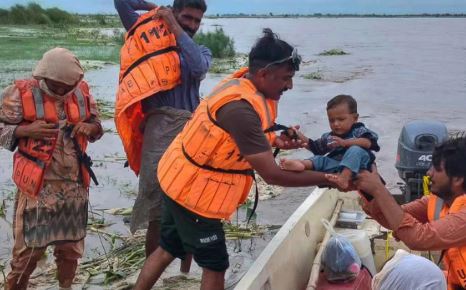 हाफिज सईद का संगठन बाढ़ राहत कार्यों में पाक के पंजाब प्रशासन के साथ